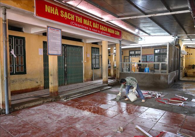 Khu bếp nấu ăn cho học sinh bán trú và bếp ăn tập thể trường phổ thông dân tộc bán trú Tiểu học và Trung học cơ sở Hồ Bốn (Mù Cang Chải, Yên Bái) bị hư hỏng nặng đang được lát gạch mới. Ảnh: Thanh Tùng - TTXVN