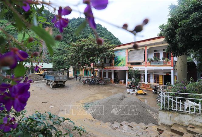 Toàn bộ bùn, đất đá bị lũ cuốn vào trường phổ thông dân tộc bán trú Tiểu học và Trung học cơ sở Hồ Bốn (Mù Cang Chải, Yên Bái) đã được dọn để tập trung vật liệu cho cải tạo, sửa chữa được kịp thời. Ảnh: Thanh Tùng - TTXVN 