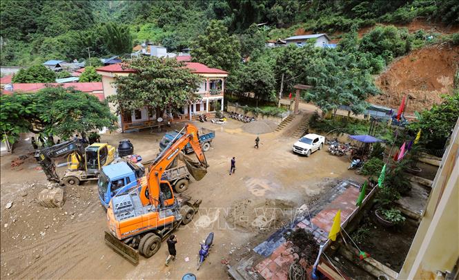 Giáo viên cùng các lực lượng trợ giúp đang khẩn trương dọn dẹp, sửa chữa trường, lớp để học sinh có thể đón năm học mới đúng kế hoạch. Ảnh: Thanh Tùng - TTXVN