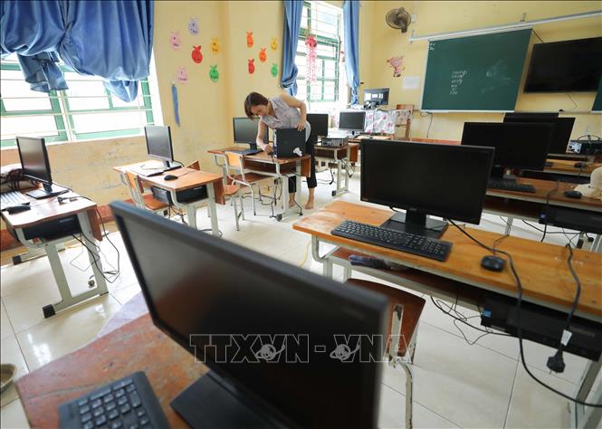 Giáo viên trường phổ thông dân tộc bán trú Tiểu học và Trung học cơ sở Hồ Bốn (Mù Cang Chải, Yên Bái) lắp đặt máy tính được mượn từ một số đơn vị trên địa bàn kịp thời phục vụ cho năm học mới. Ảnh: Thanh Tùng - TTXVN