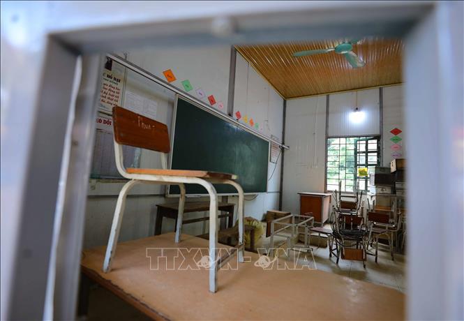 Những chiếc ghế còn sót lại có thể sử dụng được trong năm học mới. Ảnh: Thanh Tùng - TTXVN 