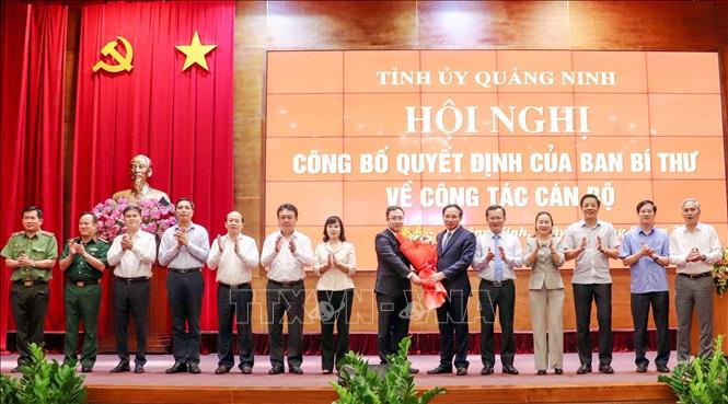 Tập thể Ban Thường vụ Tỉnh ủy Quảng Ninh chúc mừng tân Phó Bí thư Tỉnh ủy Đặng Xuân Phương. Ảnh: TTXVN phát