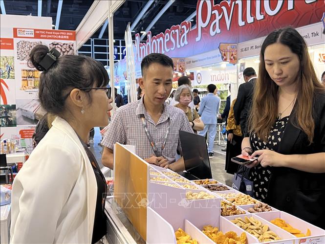 Visitors at the Vietnamese cashew stall at the Hong Kong Food Expo 2023. VNA Photo: Mạc Luyện
