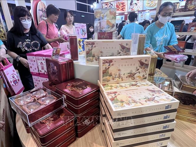 Mooncakes on display at the exhibition. VNA Photo: Mạc Luyện