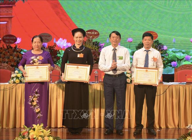 Chủ tịch UBND tỉnh Cao Bằng Hoàng Xuân Ánh tặng Bằng khen cho các tập thể, cá nhân có thành tích xuất sắc. Ảnh: Chu Hiệu-TTXVN