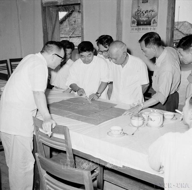 Đồng chí Tôn Đức Thắng, Chủ tịch Hội đồng bầu cử Trung ương kiểm tra tình hình chuẩn bị bầu cử Quốc hội khóa 2 tại Thái Nguyên ngày 27/04/1960.
Ảnh: TTXVN
