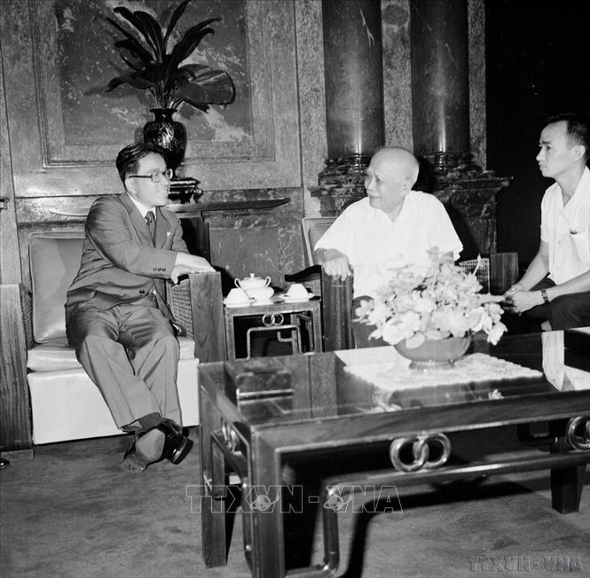 Chủ tịch Tôn Đức Thắng tiếp đồng chí Ho Dam, Ủy viên TƯ Đảng Lao động Triều Tiên, Phó Thủ tướng Chính phủ nước CHDCND Triều Tiên, Đặc phái viên của Chủ tịch Kim Nhật Thành sang thăm Việt Nam sáng 07/08/1976. Ảnh: Kim Hùng – TTXVN
