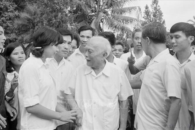 Chủ tịch Tôn Đức Thắng nói chuyện với cử tri Nguyễn Thị Bình (18 tuổi), lần đầu tiên tham gia bầu cử tại Hội đồng nhân dân các cấp tại khu vực bỏ phiếu số 14, đơn vị bầu cử 2, khu phố Ba Đình, Hà Nội, sáng 15/5/1977. Ảnh: Kim Hùng – TTXVN