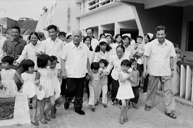 Chủ tịch Tôn Đức Thắng thăm nhà trẻ 20/10 Hà Nội nhân dịp Tết Trung thu (26/09/1977). Ảnh: Kim Hùng – TTXVN