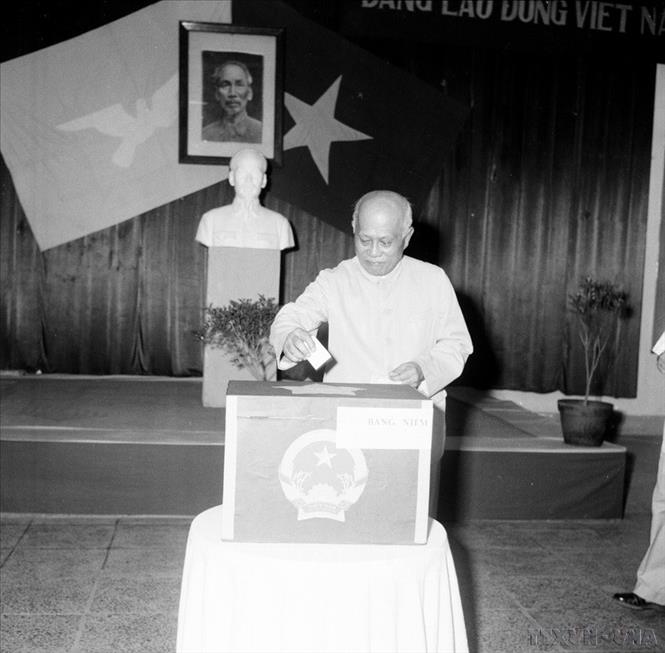 Phó Chủ tịch nước Tôn Đức Thắng bỏ phiếu bầu cử Đại biểu Quốc hội khóa III, ngày 26/04/1964, tại khu Hoàn Kiếm, Hà Nội. Ảnh: TTXVN
