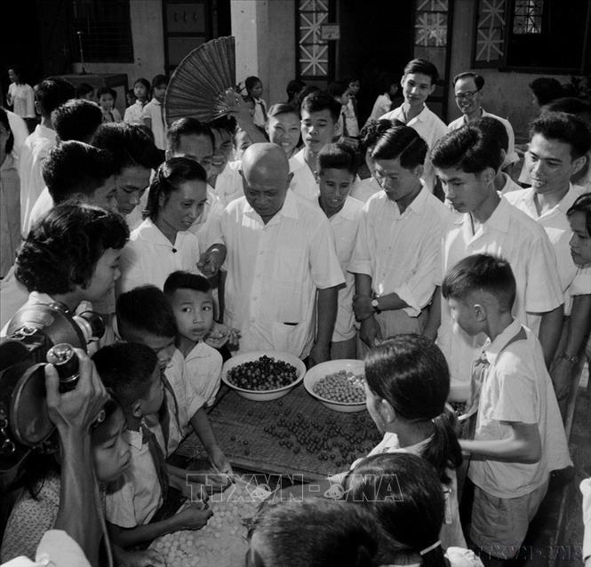 Phó Chủ tịch Tôn Đức Thắng thăm Trường cấp I Thăng Long I, khu Hoàn Kiếm (Hà Nội), sáng 26/7/1964. Ảnh: Minh Lộc – TTXVN