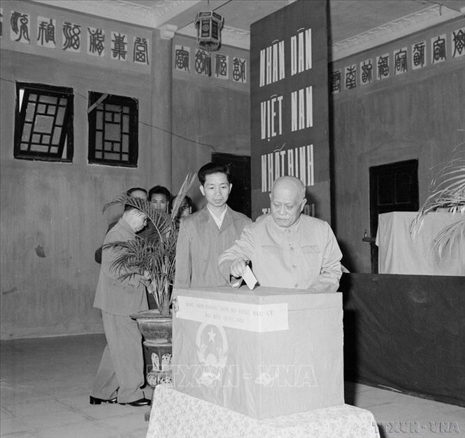 Chủ tịch Tôn Đức Thắng bỏ phiếu bầu Đại biểu Quốc hội khóa IV (1971) tại khu vực số 39, Khu phố Ba Đình, Hà Nội. Ảnh: TTXVN