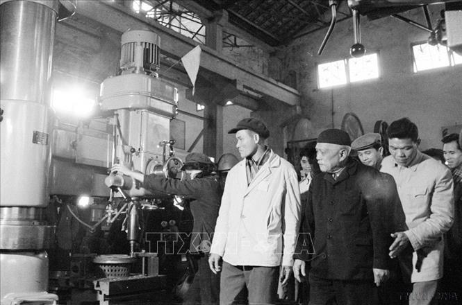 Chủ tịch Tôn Đức Thắng thăm Nhà máy cơ khí Mai Động (Hà Nội), ngày 01/01/1970. Ảnh: TTXVN