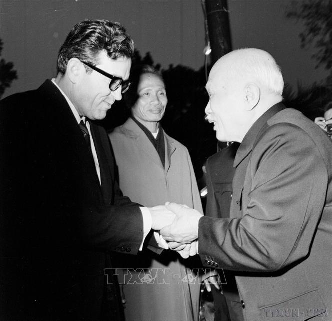 Chủ tịch Tôn Đức Thắng và Thủ tướng Phạm Văn Đồng tiếp Đoàn đại biểu Đảng và Chính phủ Bulgaria, do Chủ tịch Hội đồng bộ trưởng Stanko Todorov dẫn đầu, sang thăm Việt Nam, ngày  21/12/1971. Ảnh: TTXVN