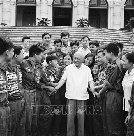 Chủ tịch Tôn Đức Thắng gặp gỡ Đoàn đại biểu thanh niên “5 xung phong” miền Nam, do Anh hùng LLVT giải phóng Phan Hành Sơn dẫn đầu, ra Hà Nội dự Đại hội 