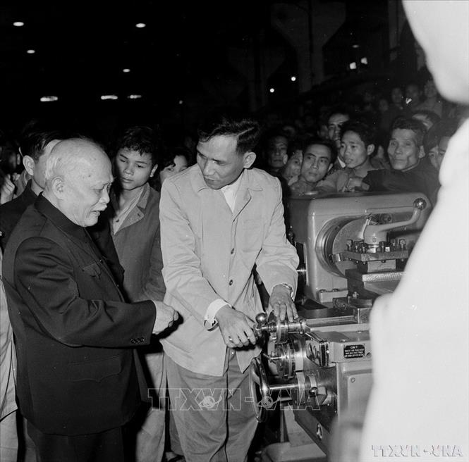 Chủ tịch Tôn Đức Thắng thăm Nhà máy cơ khí Hà Nội, ngày 18/2/1972. Ảnh: TTXVN