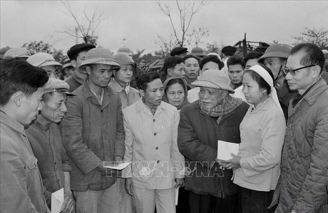Chủ tịch Tôn Đức Thắng thăm hỏi nhân dân phố Khâm Thiên, Hà Nội bị máy bay B.52 Mỹ dội bom tàn phá (12/1972). Ảnh: Văn Bảo – TTXVN