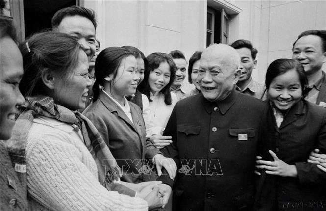 Chủ tịch Tôn Đức Thắng nói chuyện với đại biểu dự Kỳ họp thứ 3, Quốc hội khóa 4 (20-23/2/1973), tại Hội trường Ba Đình. Ảnh: TTXVN