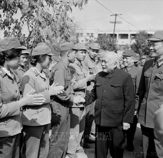 Ngày 27/3/1974, Chủ tịch Tôn Đức Thắng đến thăm cán bộ, chiến sĩ Bộ Tư lệnh Pháo binh. Ảnh: Hứa Kiểm – TTXVN