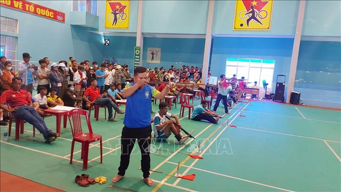 Các vận động viên vào vòng thi chung kết môn bắn nỏ tại Ngày hội Văn hóa -Thể thao và Du lịch các huyện miền núi Quảng Nam lần thứ XX năm 2023. Ảnh: Đoàn Hữu Trung-TTXVN 