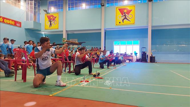 Các vận động viên vào vòng thi chung kết môn bắn nỏ tại Ngày hội Văn hóa -Thể thao và Du lịch các huyện miền núi Quảng Nam lần thứ XX năm 2023. Ảnh: Đoàn Hữu Trung-TTXVN 