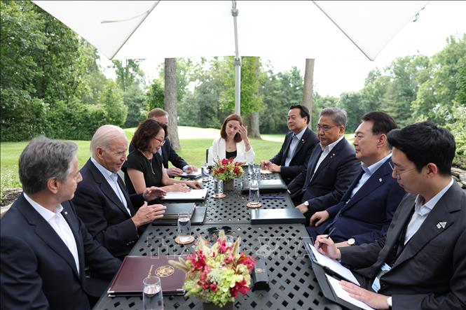 Tổng thống Mỹ Joe Biden (thứ 2, trái) và Tổng thống Hàn Quốc Yoon Suk Yeol (thứ 2, phải) tại cuộc gặp bên lề Hội nghị thượng đỉnh Mỹ-Nhật-Hàn ở Trại David, bang Maryland, Mỹ, ngày 18/8/2023. Ảnh: Yonhap/TTXVN