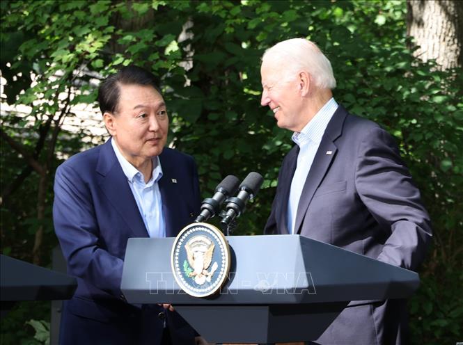 ổng thống Mỹ Joe Biden (phải) và Tổng thống Hàn Quốc Yoon Suk Yeol tại cuộc họp báo sau hội nghị thượng đỉnh ba bên Mỹ-Nhật-Hàn ở Trại David, bang Maryland, Mỹ, ngày 18/8/2023. Ảnh: Yonhap/TTXVN
