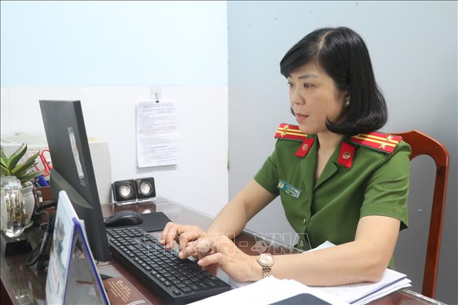 Trung tá Lê Thị Thùy Dung, trưởng công an xã Đại Điền, huyện Thạnh Phú. Ảnh: Huỳnh Phúc Hậu - TTXVN