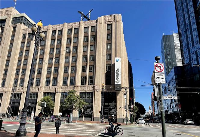Biểu tượng nền tảng truyền thông xã hội X (trước đây là Twitter) tại trụ sở ở San Francisco, Mỹ, ngày 28/7/2023. Ảnh: AFP/TTXVN