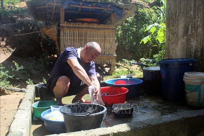 Do không có điện lưới nên anh Hơ Seo Phòng, bản Nàng 2, xã Mường Lý, huyện Mường Lát phải làm hết mọi việc trước khi ánh mặt trời tắt hẳn. Ảnh: Nguyễn Nam-TTXVN