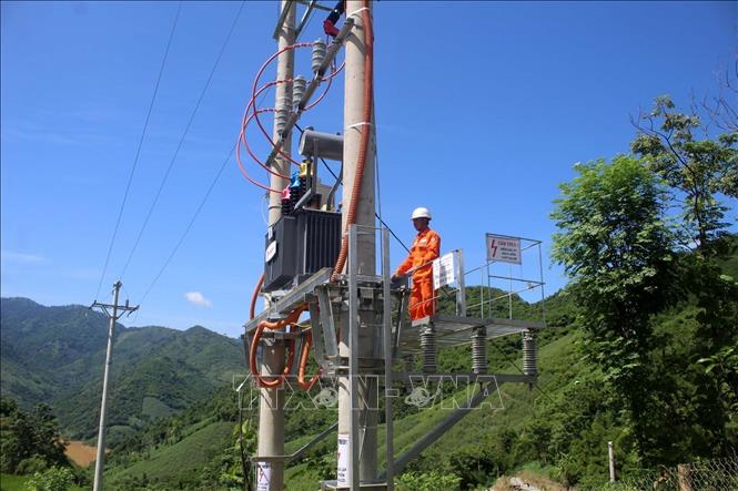 Dự kiến đến tháng 9/2023, tất cả các thôn, bản huyện biên giới Mường Lát sẽ được đầu tư các công trình điện lưới quốc gia. Ảnh: Nguyễn Nam-TTXVN

