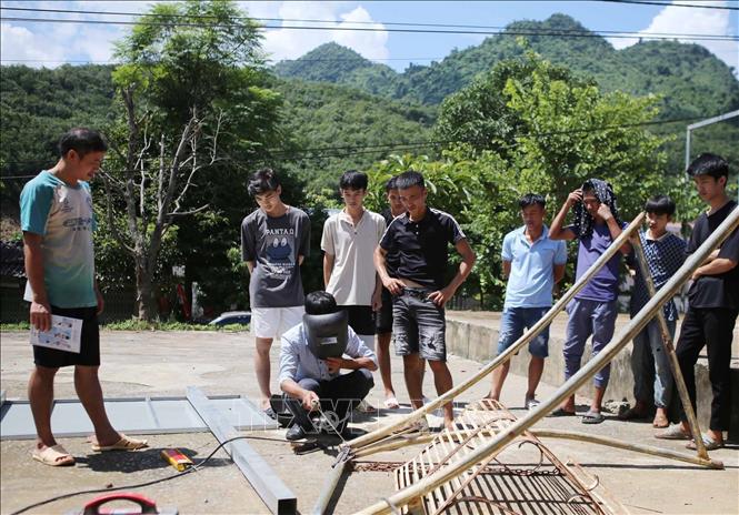 Giáo viên hướng dẫn học viên cách hàn xì tại lớp đào tạo nghề cho lao động nông thôn tại xã biên giới Khổng Lào, huyện Phong Thổ tỉnh Lai Châu. Ảnh: Quý Trung - TTXVN