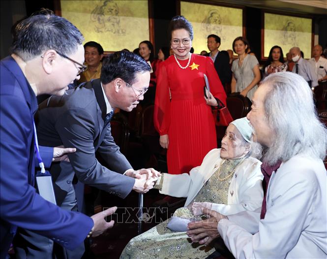 President Vo Van Thuong meets composer Van Cao's wife, Nghiem Thuy Bang, at the Hanoi Opera House. VNA Photo: Thống Nhất 