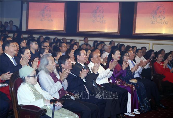 President Vo Van Thong and delegates attend the art program. VNA Photo: Thống Nhất 