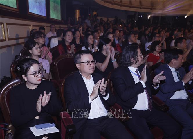 Delegates attend the special art program. VNA Photo: Thống Nhất 