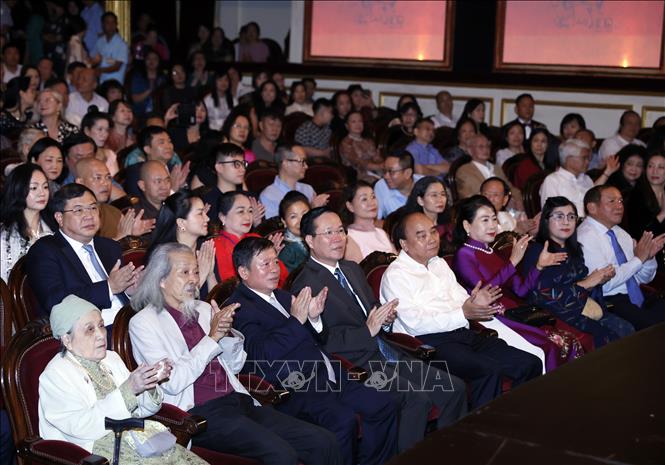 President Vo Van Thuong and delegates attend the art program. VNA Photo: Thống Nhất 
