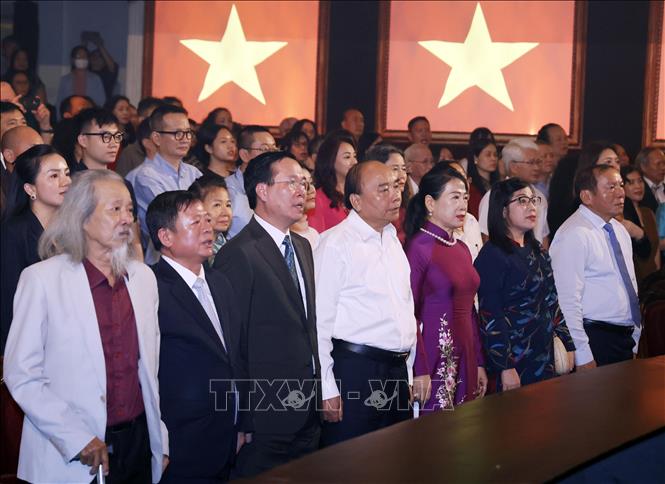 President Vo Van Thuong and all delegates attending the art program stand up and sing 