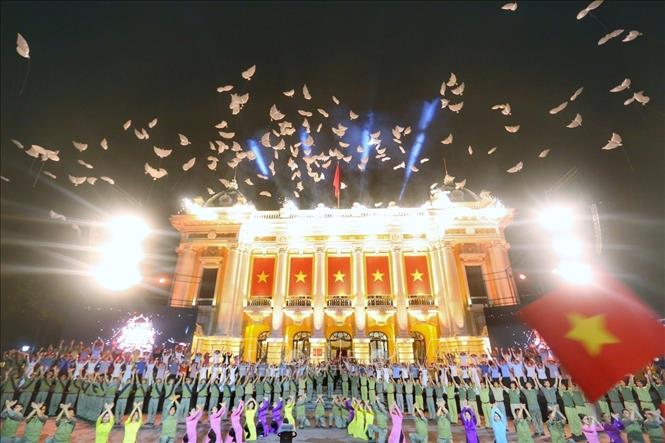 An art performance outside of Hanoi Opera House. VNA Photo: Tuấn Đức