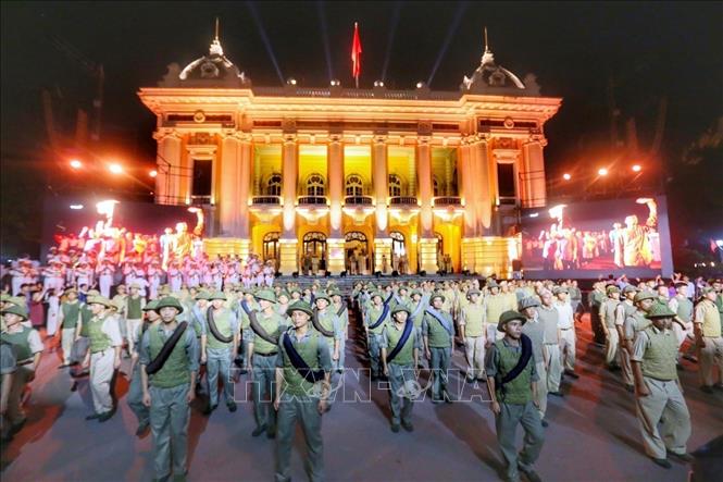 An art performance outside Hanoi Opera House. VNA Photo: Tuấn Đức