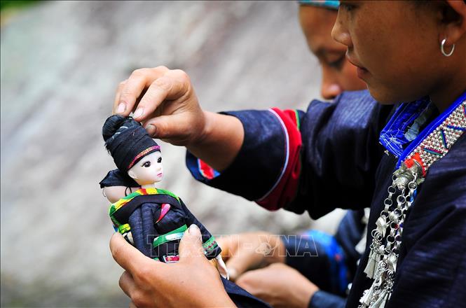 A completed doll will have carefully crafted details of the ethnic’s traditional clothes, including patterns, colours and accessories relating to one ethnic’s usual activities. VNA Photo: Nam Thái