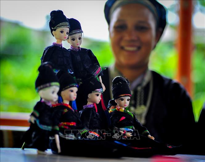 Each person crafts new dolls in their own ethnic costumes to ensure accurate representation. VNA Photo: Nam Thái