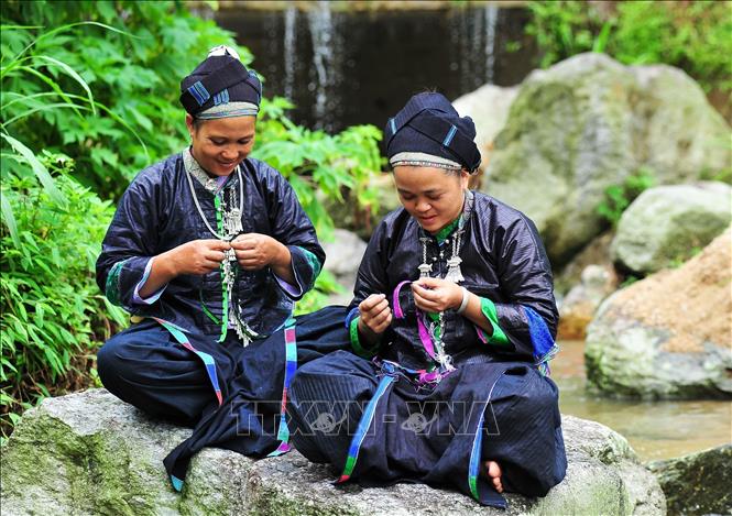 Young people use their free time to make dolls in their own traditional clothes. VNA Photo: Nam Thái