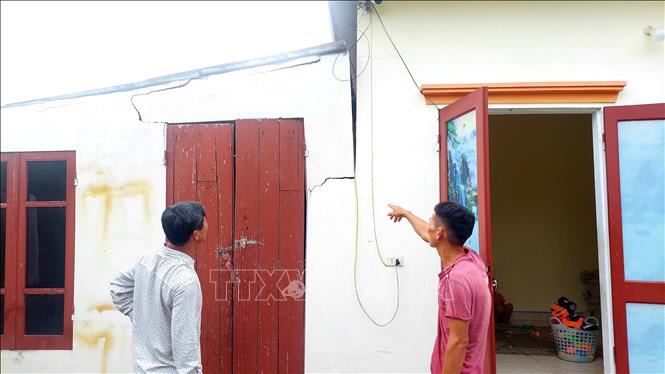 Căn nhà cấp 4 của anh Trần Văn Tuấn tại xã Tân An thị xã Quảng Yên (Quảng Ninh) bị nứt do hoạt động nổ mìn của dự án công viên nghĩa trang thị xã. Ảnh: Thanh Vân - TTXVN