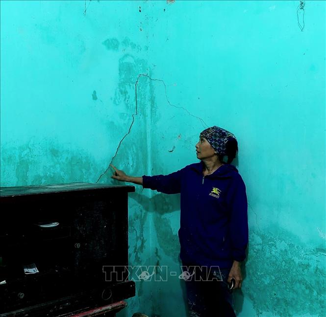 Ngôi nhà của chị Phạm Thị Tuyết tại khu Đồng Mát, xã Tân An, thị xã Quảng Yên (Quảng Ninh) bị nứt tường, hư hỏng nhiều nên đã chuyển đi nơi khác để ở. Ảnh: Thanh Vân - TTXVN