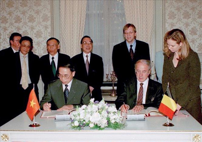 Thủ tướng Phan Văn Khải và Thủ tướng Guy Verhofstadt chứng kiến lễ ký văn kiện hợp tác giữa hai nước trong chuyến thăm chính thức Vương quốc Bỉ (Brussels, 25/9/2002). Ảnh: Đức Tám - TTXVN