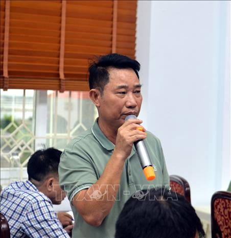 Ông Vũ Văn Mạnh, Phó Giám đốc Công ty Cổ phần Minh Phúc trả lời các thắc mắc của nhân dân liên quan đến hoạt động nổ mìn. Ảnh: Thanh Vân - TTXVN