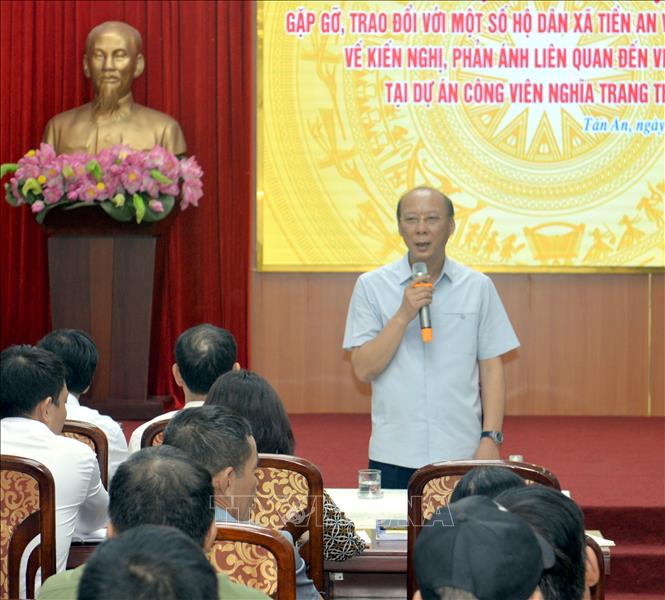 Ông Trần Đức Thắng, Chủ tịch UBND thị xã Quảng Yên đối thoại với người dân liên quan đến hoạt động nổ mìn gây ảnh hưởng đến nhà dân tại Dự án công viên nghĩa trang thị xã Quảng Yên. Ảnh: Thanh Vân - TTXVN