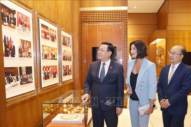 Chủ tịch Quốc hội Vương Đình Huệ và Chủ tịch Thượng viện Vương quốc Bỉ Stéphanie D'Hose tham quan Phòng truyền thống Nhà Quốc hội. Ảnh: Doãn Tấn - TTXVN
