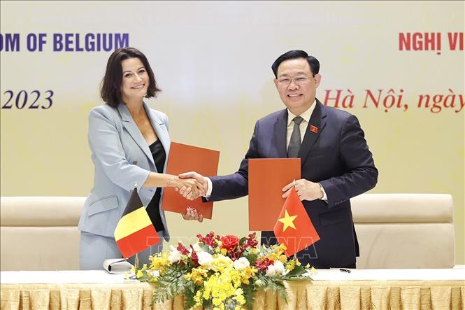 Chủ tịch Quốc hội Vương Đình Huệ và Chủ tịch Thượng viện Vương quốc Bỉ Stéphanie D'Hose ký Thỏa thuận hợp tác giữa Quốc hội Việt Nam và Nghị viện Bỉ. Ảnh: Doãn Tấn - TTXVN