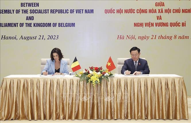 Chủ tịch Quốc hội Vương Đình Huệ và Chủ tịch Thượng viện Vương quốc Bỉ Stéphanie D'Hose ký Thỏa thuận hợp tác giữa Quốc hội Việt Nam và Nghị viện Bỉ. Ảnh: Doãn Tấn - TTXVN